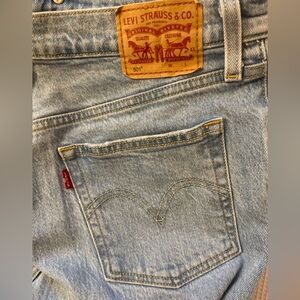 Levi’s 501® WOMEN'S button fly JEANS W29 L32. Excellent condition.